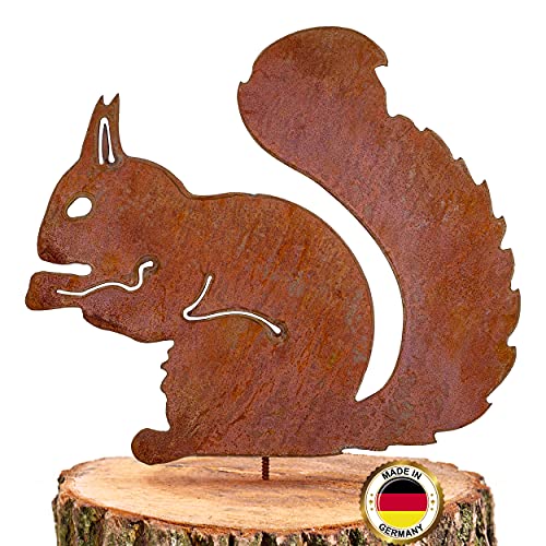 GK Rostiges Eichhörnchen, sitzender Baumstecker, Patina-Dekoration, Höhe 25 cm x Breite 21 cm, Metall-Rost-Gartendekoration als Eichhörnchen-Figur, Rostdekoration, Metall-Rost-Gartenstecker von GK