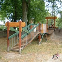 Geschicklichkeitsparcours aus Holz zum Balancieren mit Wackelsteg - Parcours von Gartentraum.de