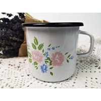 Kleine Emaille Tasse/Becher Schöpftopf Tassentopf Trinkbecher Vintage Mit Blumendekor von Gernewieder