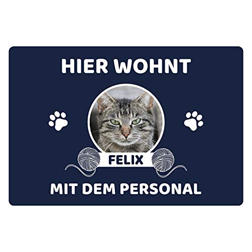 Geschenke 24 | Fußmatte personalisiert Hier wohnen Katzen (Blau - 1 Katze, Ohne Rand - 60x40cm) | mit Wunschfoto und Namen Bedruckt | lustige Schmutzfangmatte für Katzenliebhaber | Haustür von Geschenke 24