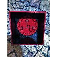 Kasten Regal Aus Holz, Mit Sichtbarer Maserung, Und Handbemaltem Lilith Siegel Auf Samt Verziert von GothicMystikShop