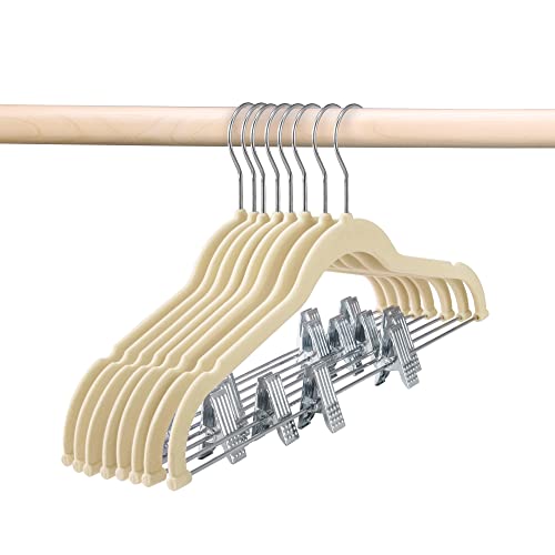 HOUSE DAY Samt-Rock-Kleiderbügel, 12 Stück, beige, Samt-Kleiderbügel mit verstellbaren Clips, platzsparend, schmale Samt-Hosenbügel, robuste Hosenbügel, rutschfeste Clip-Kleiderbügel für Hosen, Röcke, von HOUSE DAY