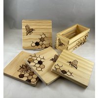 Honeybee Wabendose + Untersetzer 4Er Set | Brandmalerei Aus Holz Honig-Hummel-Hummel-Hexagon-Honig-Kamm von HappyThoughts108