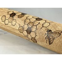 Honigbiene Wabe Sechseck Holz Verbrannt Nudelholz | Pyrographie/Holzgebrannte Kunst Einzigartiges Küchengeschenk Hummel von HappyThoughts108