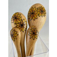 Sonnenblumen Holz Verbrannte Messlöffel Set | Brandmalerei/Holzbrand Kunst Einzigartiges Küchengeschenk Sun Flower Kitchen Decor von HappyThoughts108