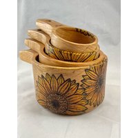Sonnenblumen Holzgebranntes Messbecher-Set | Pyrographie/Holzgebrannte Kunst Einzigartiges Geschenk Für Die Küche Garten Gärtnerin von HappyThoughts108