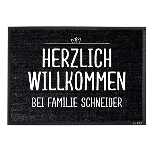 Herz & Heim® personalisierte Schwarze Fußmatte mit Wunschtext-Aufdruck, Innenbereich, rutschfest 70 cm x 50 cm (B/H) von Herz & Heim