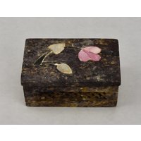 Schmuckbox Aus Geschnitztem Stein Mit Floralem Inlay von HomeAgainVintageCo