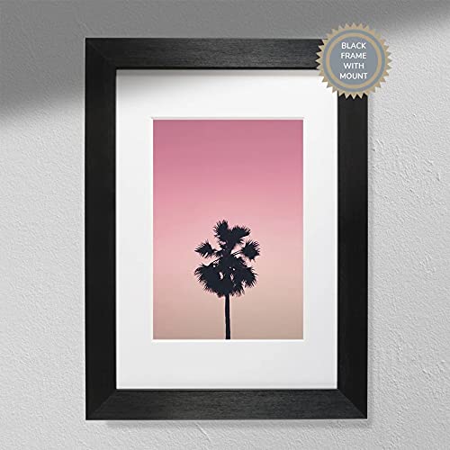 Hygge Creations Fotodruck mit pinker Palme – Palmenfoto | pinker himmelschwarzer Rahmen mit Passepartout A4 von Hygge Creations