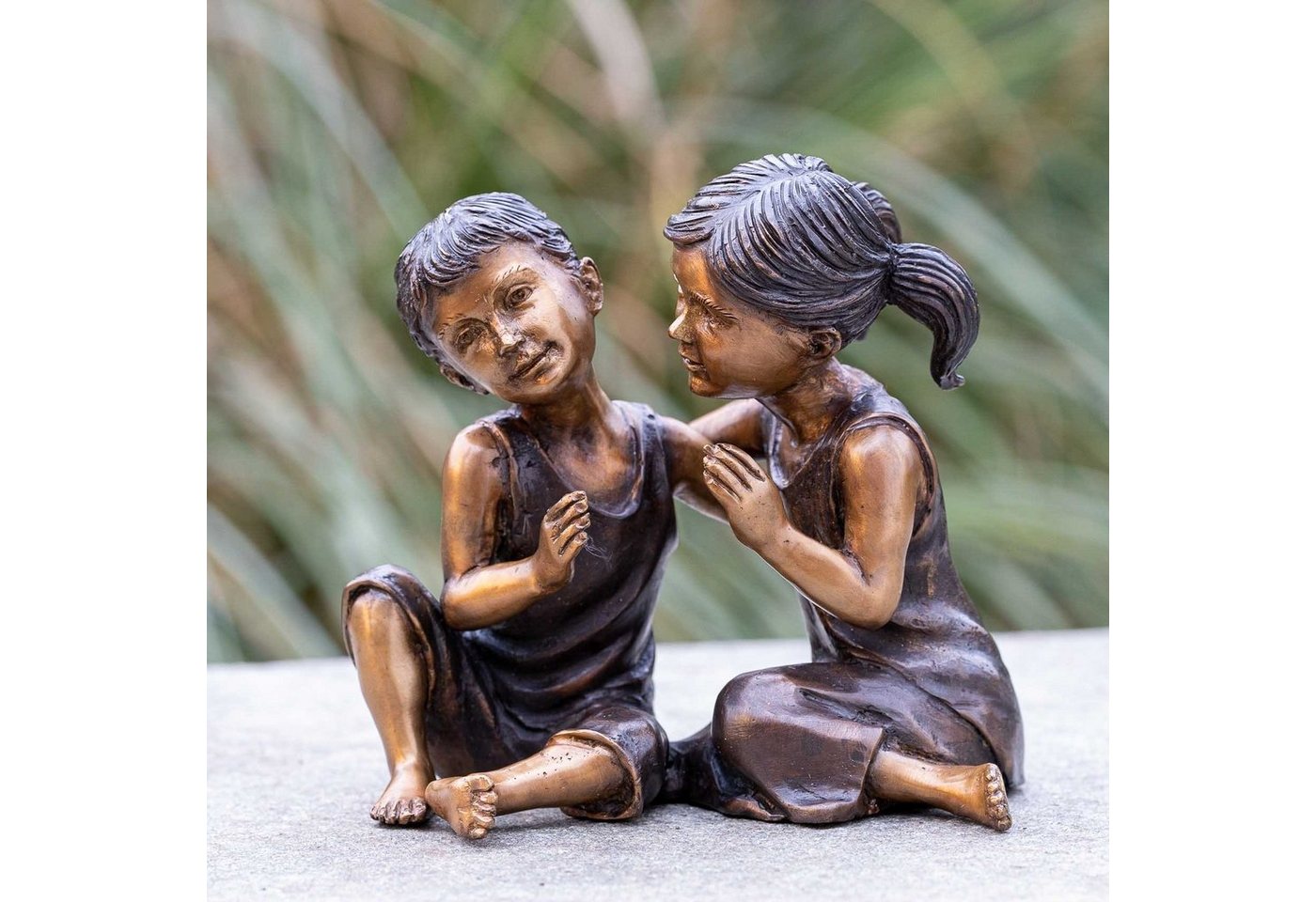 IDYL Dekofigur IDYL Bronze-Skulptur Lächelnde Kinder, Bronze – sehr robust – Langlebig – witterungsbeständig gegen Frost, Regen und UV-Strahlung. Die Modelle werden in Wachsausschmelzverfahren in Bronze gegossen und von Hand patiniert. von IDYL