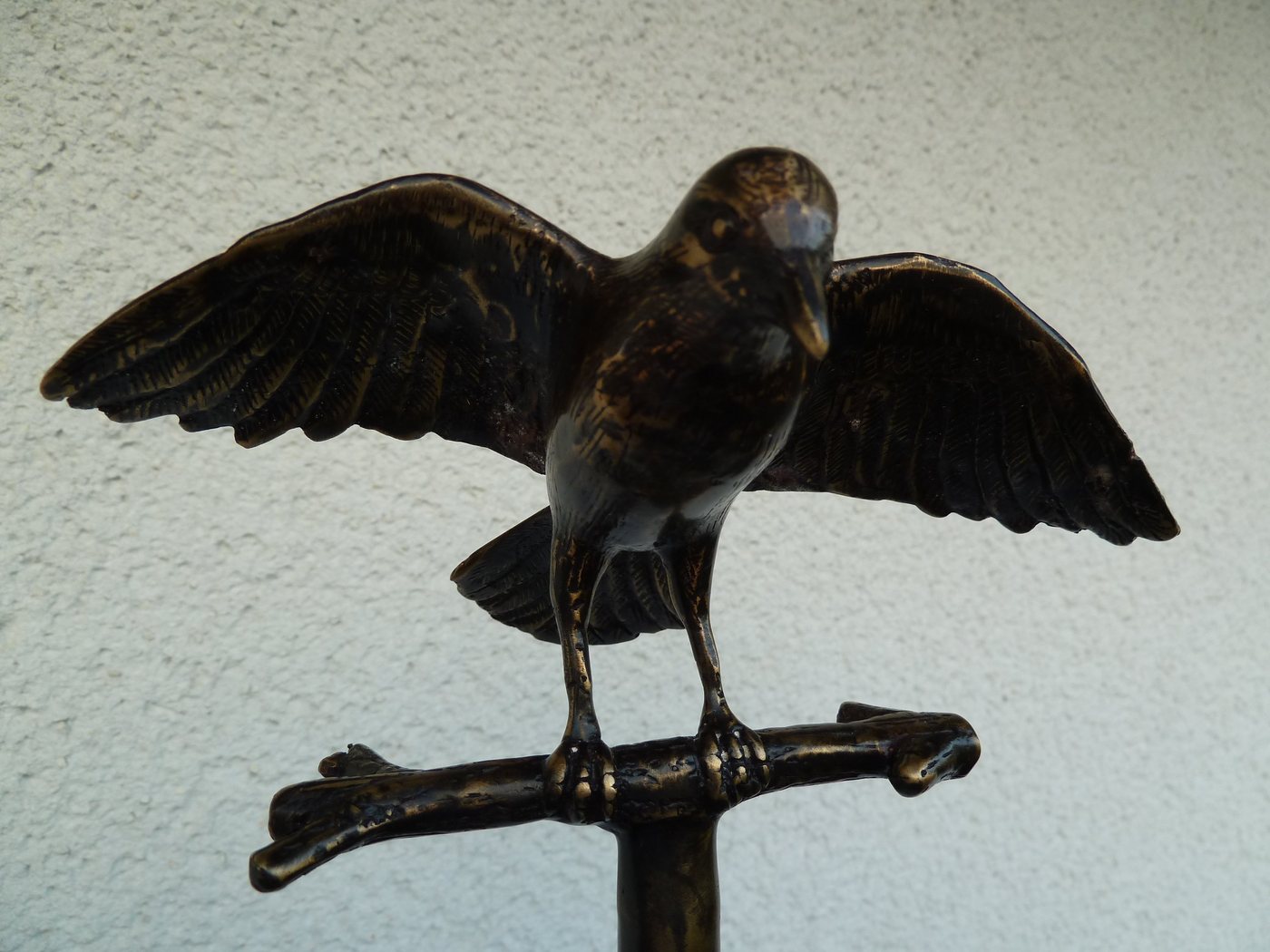 IDYL Dekofigur IDYL Bronze-Skulptur Vogel Flügel offen auf Ast von IDYL