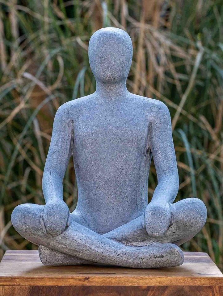 IDYL Dekofigur IDYL Moderne Skulptur Figur Sandsteinguss Sitting Man crossed legs", Diese Figuren fallen auf durch ihre Schlichtheit und Eleganz. Die dezent strukturierte und matte Oberfläche mit weichen Erscheinungsbild prägen den Charakter dieser Statuen." von IDYL