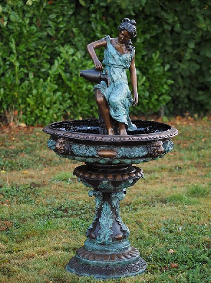 IDYL Gartenfigur IDYL Bronze-Skulptur Frau mit Krug wasserspeiend, Bronze von IDYL