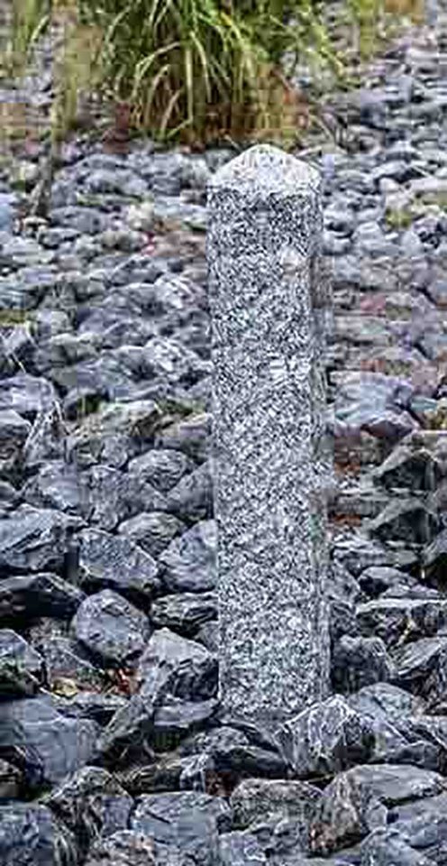 IDYL Gartenfigur IDYL Granit-Zaunpfahl ohne Bohrungen, Granit – ein Naturprodukt – sehr robust – witterungsbeständig gegen Frost, Regen und UV-Strahlung. von IDYL