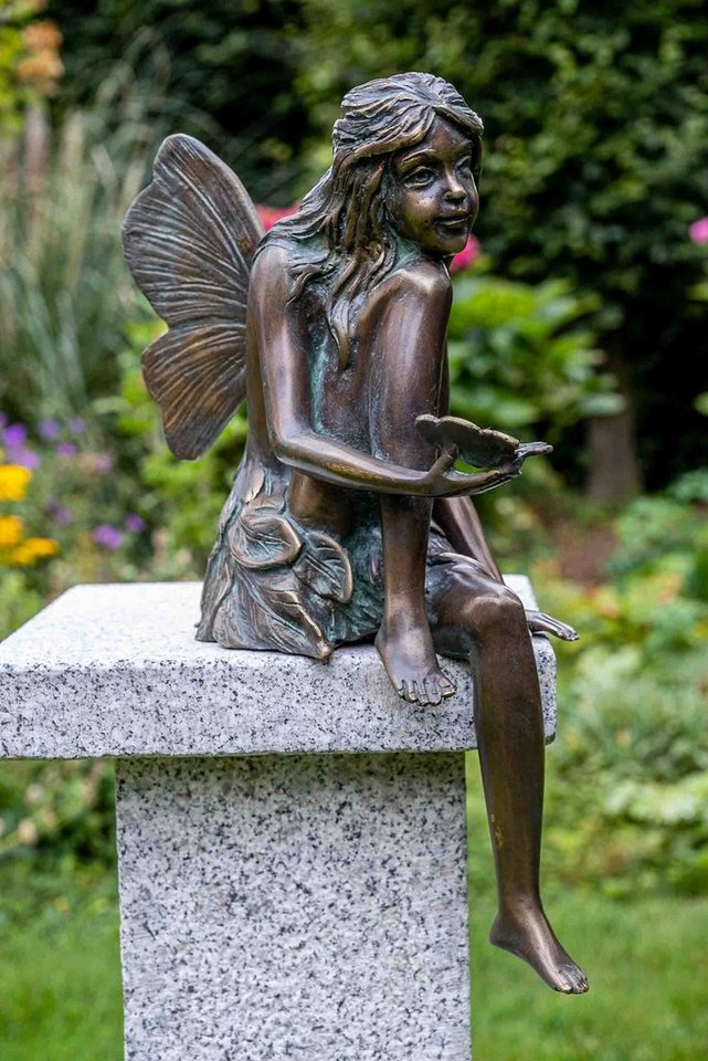 IDYL Gartenfigur IDYL Rottenecker Bronze-Skulptur Fee sitzend mit Schmetterling, Bronze – sehr robust – Langlebig – witterungsbeständig gegen Frost, Regen und UV-Strahlung. Die Modelle werden in Wachsausschmelzverfahren in Bronze gegossen und von Hand patiniert. von IDYL