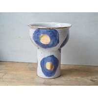 Blaue Und Weiße Blumenvase Mit Goldenen Details, Handgefertigte Vase, Hochzeitsgeschenk von IslaClayCeramics