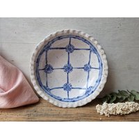 Florale Keramiknudelschüssel, Blau-Weiße Keramik von IslaClayCeramics