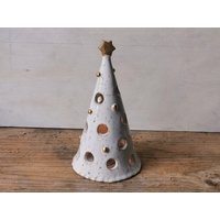 Handgemachter Weihnachtsbaumkerzenhalter Aus Keramik, Weiße Leuchte, Teelichtlaterne von IslaClayCeramics