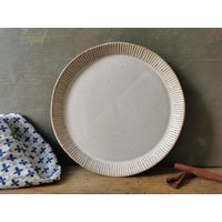 Rustikaler Keramik Essteller 26, 5 cm, Große Weiße Servierplatte, Langlebige Steinzeug von IslaClayCeramics