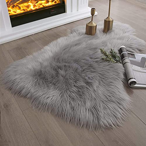 JXLOULAN Faux Lammfell Schaffell Teppich Grau 60x90 cm, Longhair Flauschiger Teppich Wohnzimmer Deko, Weicher Fell Carpet für Stühle Sofa Schlafzimmer Kinderzimmer von JXLOULAN