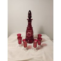 Vintage Boho Geätzte Rote Glaskaraffe Und 6 Tassen, Glasflasche, Glasweinbecher, Bardekor, Küchendekor, Weihnachtsgeschenk, Geschenkideen von Judycollections