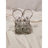Vintage Glas Gewürz-Set Mit Silberplatte/Metallständer, Einschließlich Salzflaschen, Pfefferflaschen Und Menage, Essgeschirr, Barzubehör von Judycollections
