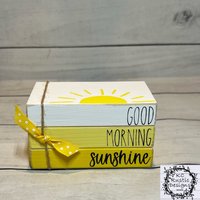 Sommer Mini Holz Buchstapel/Good Morning Sunshine Gestuftes Tablett Dekor Holzbücher Sonne Buchbündel von KCRusticDesignsCo