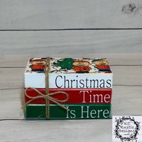 Weihnachts-Mini-Buchstapel Aus Holz/Charlie Brown Inspiriert/Gestuftes Tablett-Dekor/Holzbücher/Buchbündel/Weihnachtsdekoration von KCRusticDesignsCo