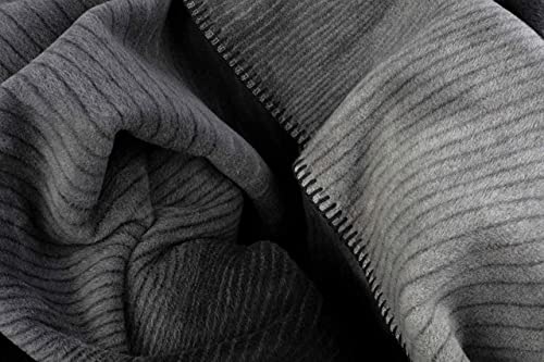 KOLTER Graue Gestreifte Decke Kuscheldecke in grauen Farbtönen Couchdecke von KOLTER