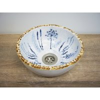 Mediterranes Mini-Handwaschbecken, 23 X 10 cm, Handgemachte Keramik, Wiesenblumen Blau Patiniert in Weiss-Glänzender Glasur, Unikatkeramik von Koelnikat