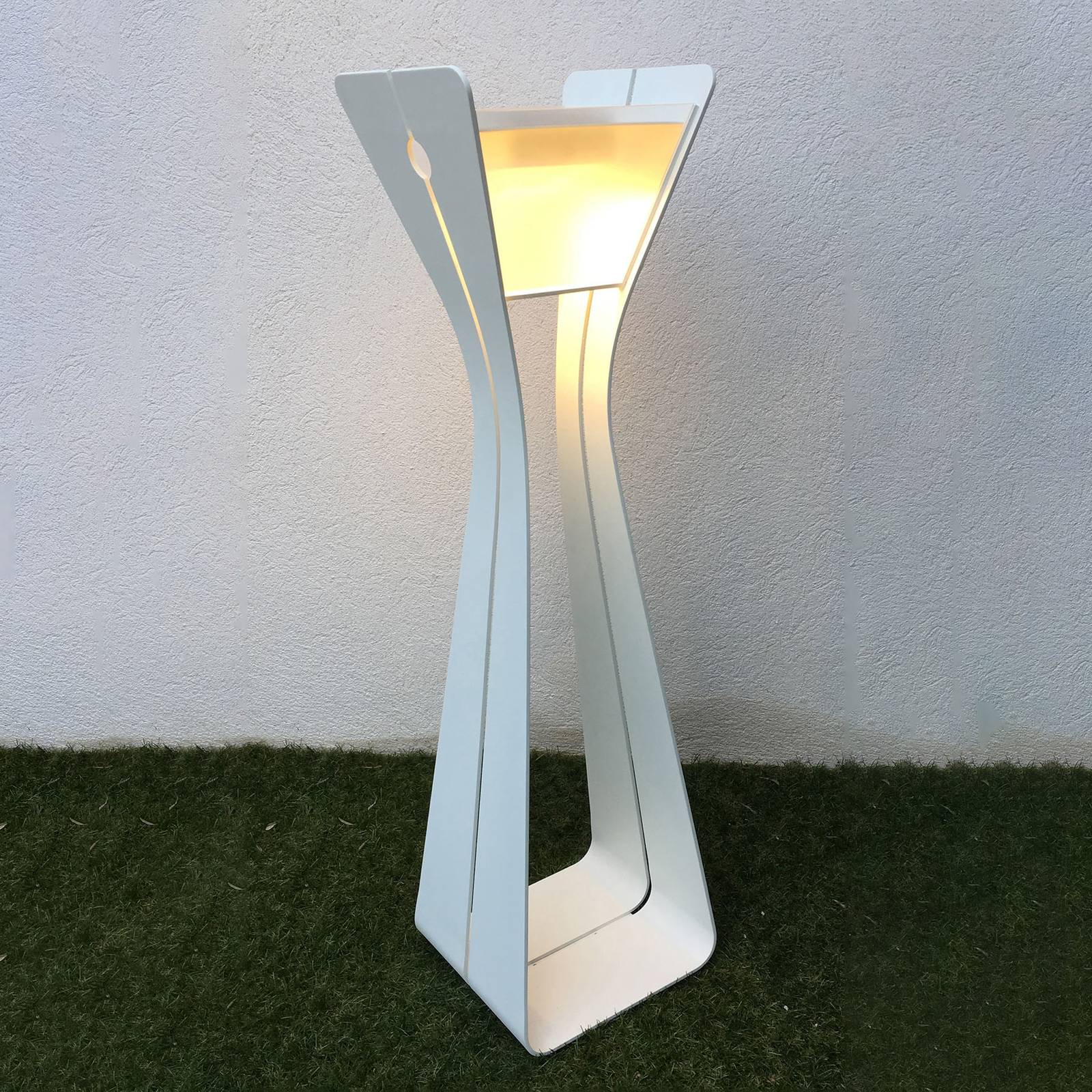 LED-Solarleuchte Osmoz aus Aluminium, 110 cm, weiß von Les Jardins