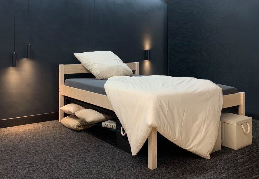 LIEGEWERK Massivholzbett Seniorenbett erhöhtes Bett Holz mit Kopfteil Holzbett von LIEGEWERK