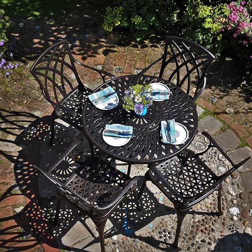 Lazy Susan 88 cm Runder Mia Gartentisch in Antik Bronze mit 4 April Stühlen und beigen Sitzkissen | Nachhaltiges Sandguss-Aluminium | Wetterfest | Rostfrei | Wartungsarm | 3 Jahre Garantie von Lazy Susan