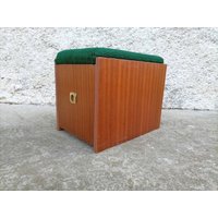 Vintage Nachttisch/ Mid Century/ Nachtschrank/ Retro Nachttisch Mit Treppe/ Aufbewahrungstisch/ Aus Holz/ Jugoslawien/ 70Er Jahre von LeavesInTreasures