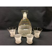 1 Vintage-Art-Deco-Karaffe Aus Transparentem/Frostigem Glas, Karaffe-Set Mit Gelben, Orangefarbenen Rändern, Stopfen, 4 Likör-Milchgläsern von Leonascollections