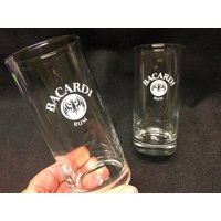 2 Vintage Bacardi Longdrink Gläser, Für Die Kollektion Sammler, Weißes Logo Glas, Seltenes Glas von Leonascollections
