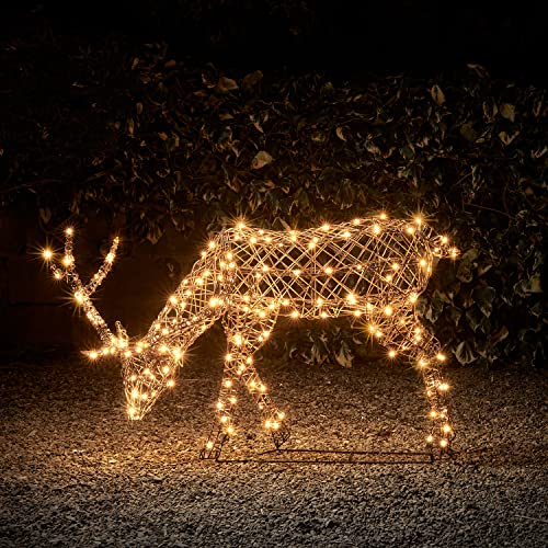 Lights4fun 220er Studley LED Rattan Rentier Hirsch Figur Grasend Timer Weihnachtsbeleuchtung Außen und Innen von Lights4fun