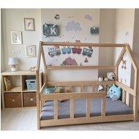 Bett, Babybetthaus, Massivholz, Massiver Rahmen, Kinderzimmer, Montessori von LignariusHomeMade