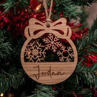 Eiche, Kirschbaum Oder Nussbaum - Personalisierte Weihnachtsdeko/Christbaumkugel Ornament Mit Namen Holz Holzgravur von LovebyLaser