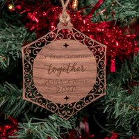 Eiche, Kirschbaum Oder Nussbaum - Personalisierter Weihnachtsbaumschmuck/Christbaumkugel Ornament Paar 1st Holzgravur von LovebyLaser