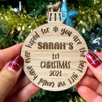 Personalisierte Babys Erste Weihnachten Xmas - Baumschmuck/Christbaumkugel Ornament Holz Graviert Eiche, Kirsche Oder Nussbaum Baby Name von LovebyLaser