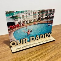 Personalisierter Eichen-Holzgravur "Unser/Mein Daddy' Fotoständer-Halter Rahmen - Ideal Für Den Vatertag von LovebyLaser