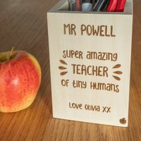 Personalisierter "Super Amazing Lehrer' Pen Pot Mit Personalisiertem Namen Perfektes Geschenk Von Kindern/Klasse Schreibtischplatte Holzgravur von LovebyLaser