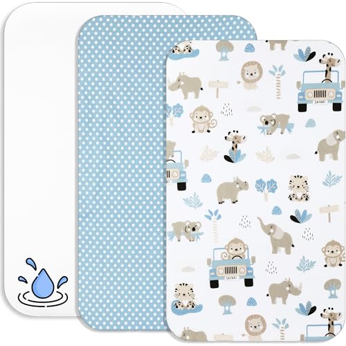 Lovely Hippo 2X Spannbettlaken 100% Baumwolle + 1X Matratzenschoner 100% wasserdichtem Material - Set 3X - Kompatibel Kinderkraft Neste Up (Safari Blau, 55 x 90 cm) von Lovely Hippo