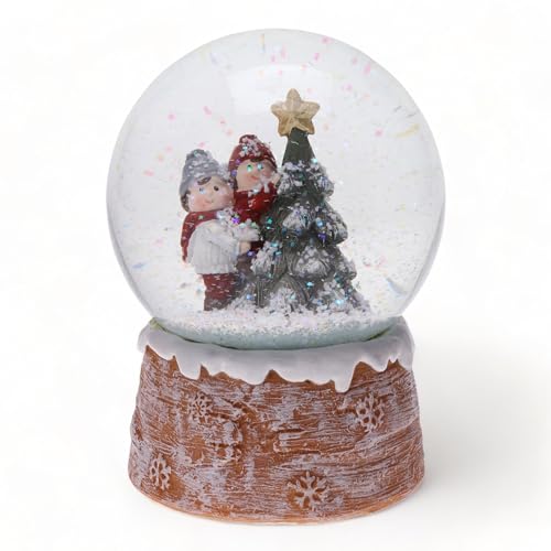 MIJOMA Festliche Schneekugel mit Weihnachtsmotiv | Zauberhafte Tischdekoration | Liebevolle Details | Handbemalt | Hergestellt aus stabilem Kunststein (10 x 10 x 13 cm, Kinder & Tannenbaum) von MIJOMA