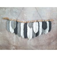 Grau Makramee Feder Wandbehang Boho Bunt Blatt Kinderzimmer von MacrameWithLoveUA