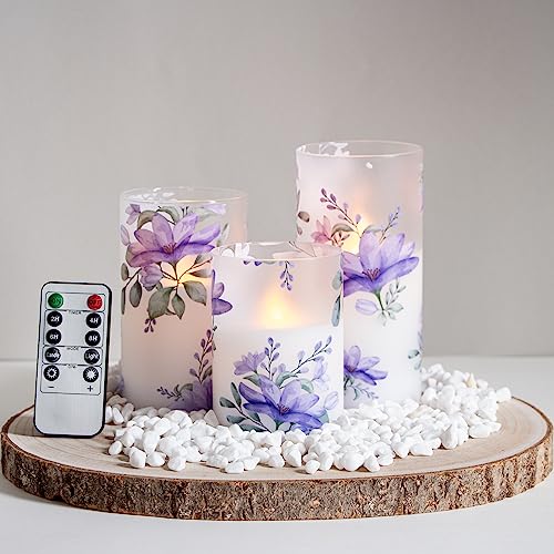 Mavandes Flammenlose Glas LED Kerzen mit Fernbedienung und Timerfunktion,Lila Blumen Batteriebetrieben Echtes Wachs 3er-Satz Warmes Feuer Elektrische Stumpenkerzen(7,5CM x 10 12,5 15CM) von Mavandes