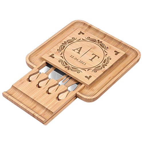 Maverton Käsebrett Servierplatte mit Gravur + 4er Käsemesser Set - aus Holz - 34x34cm - Geschenke für Paare zur Hochzeit zum Hochzeitstag - Initialien von Maverton