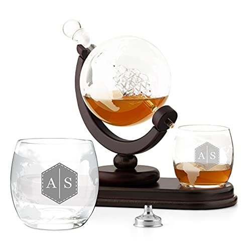 Maverton Whisky Karaffe mit Gravur - Globus mit Schiff, 850 ml - 2er Whiskygläser Set - Whisky Decanter - Geschenk für Paare Eltern - personalisiert - Initialien von Maverton