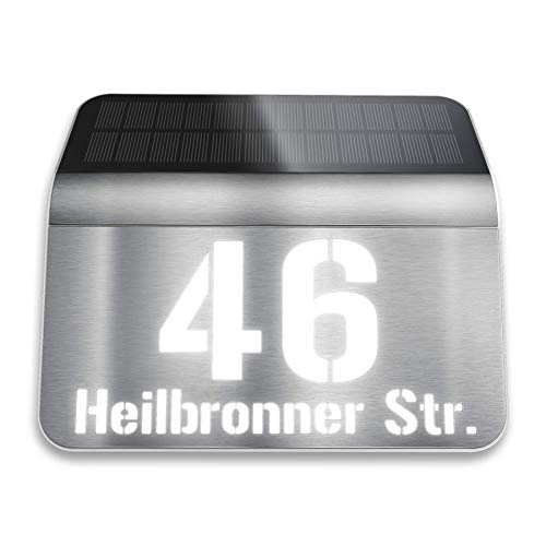 Metzler Hausnummer mit Straßennamen beleuchtet Solar aus V2A Edelstahl - Hausnummernleuchte - LED Beleuchtung mit Dämmerungsschalter Dämmerungssensor - beleuchtete Hausnummer - 22,7 x 24,2 cm von Metzler